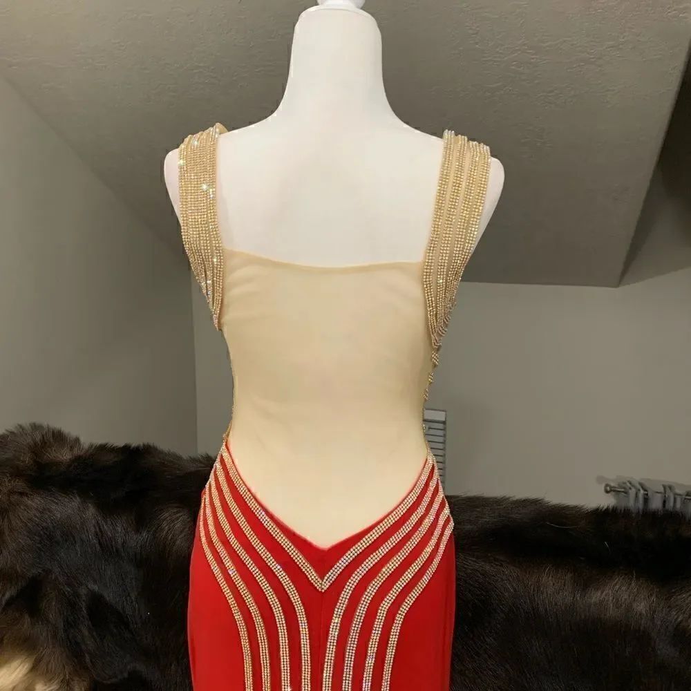 Gorgeous and Stunning Gown with Sparkling Rhinestone Contoured Pattern - Picture 8 of 16